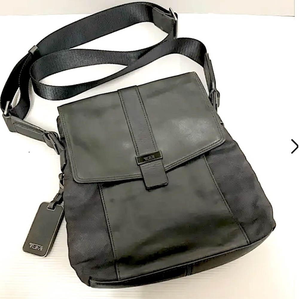 Tumi Black Leather Crossbody “ Map Bag” pre-loved , nice looking Tumi —Unisex - Picture 7 of 16